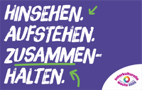 Weiße Schrift auf violettem Hintergrund: Hinsehen. Aufstehen. Zusammenhalten.
